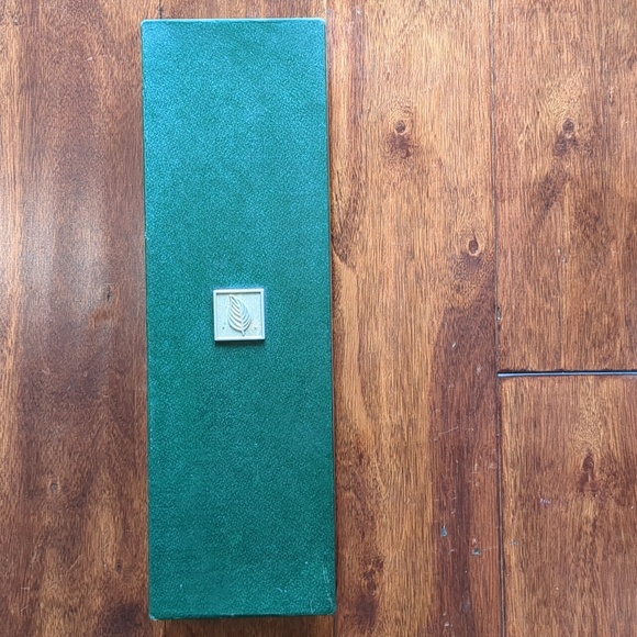 Ceramic White Leaf Condiment Dishes - Picture 10 of 12